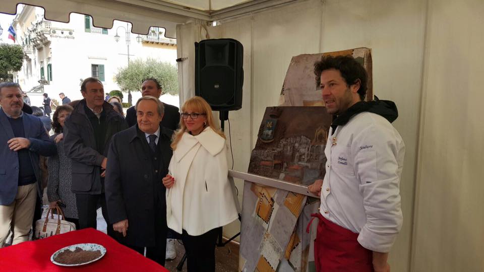 Consegna Choco Scultura al Sindaco